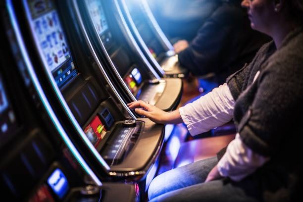 Mega Moolah bonus wheel feature on slotplay showing four progressive prize tiers